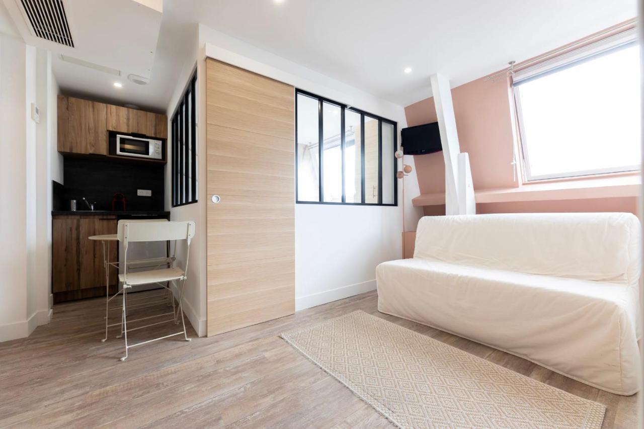 Amazing Apartment Under The Roof In Paris 8Th Екстериор снимка