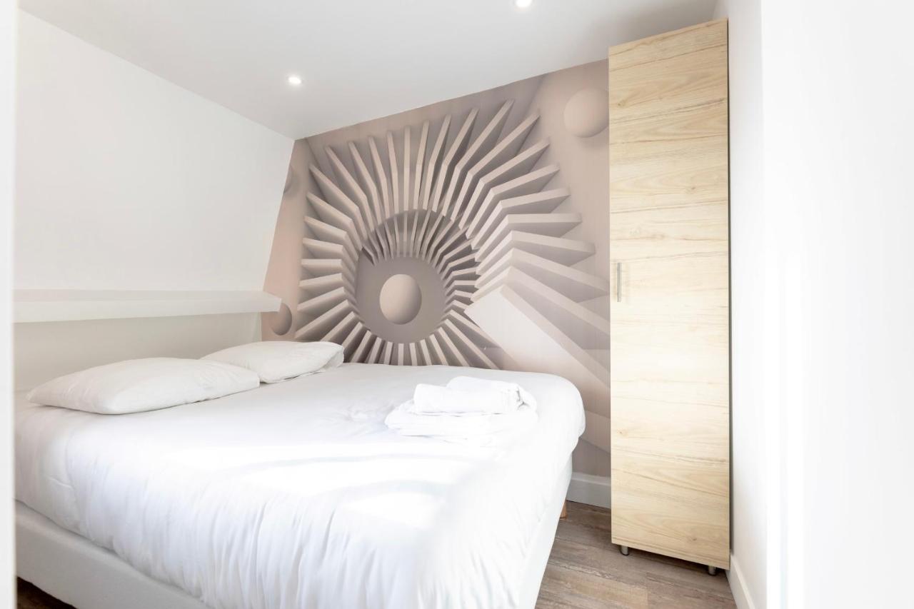 Amazing Apartment Under The Roof In Paris 8Th Екстериор снимка